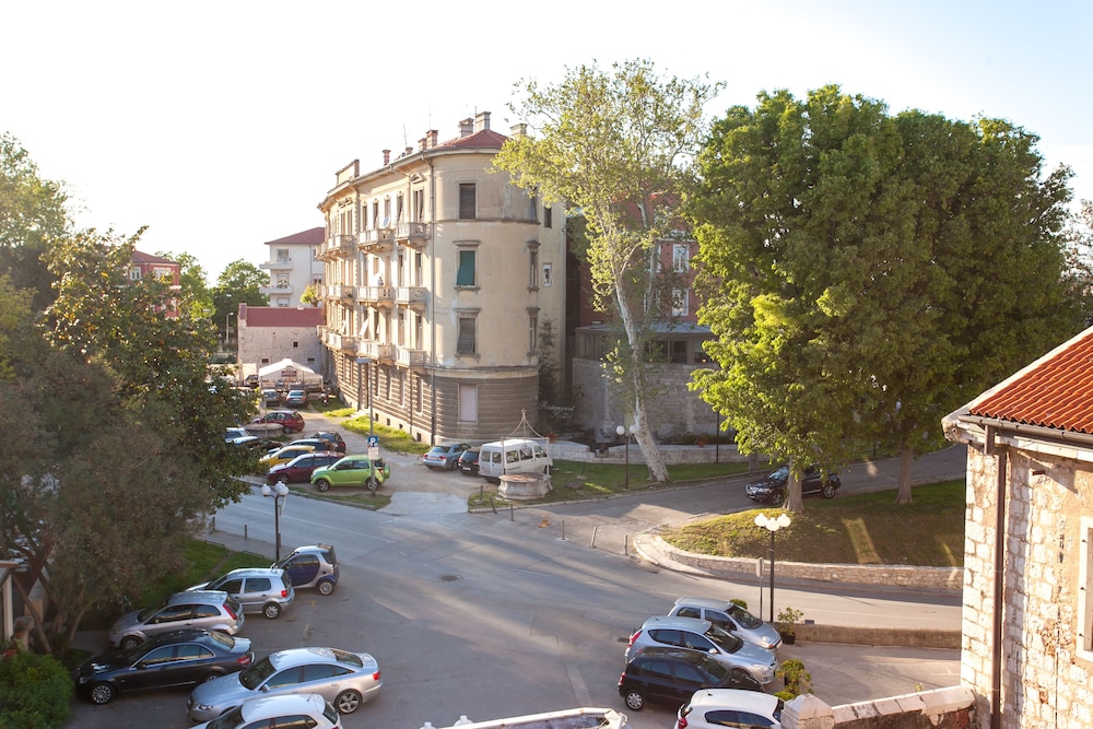 Three Wells Apartment en Zadar — parking