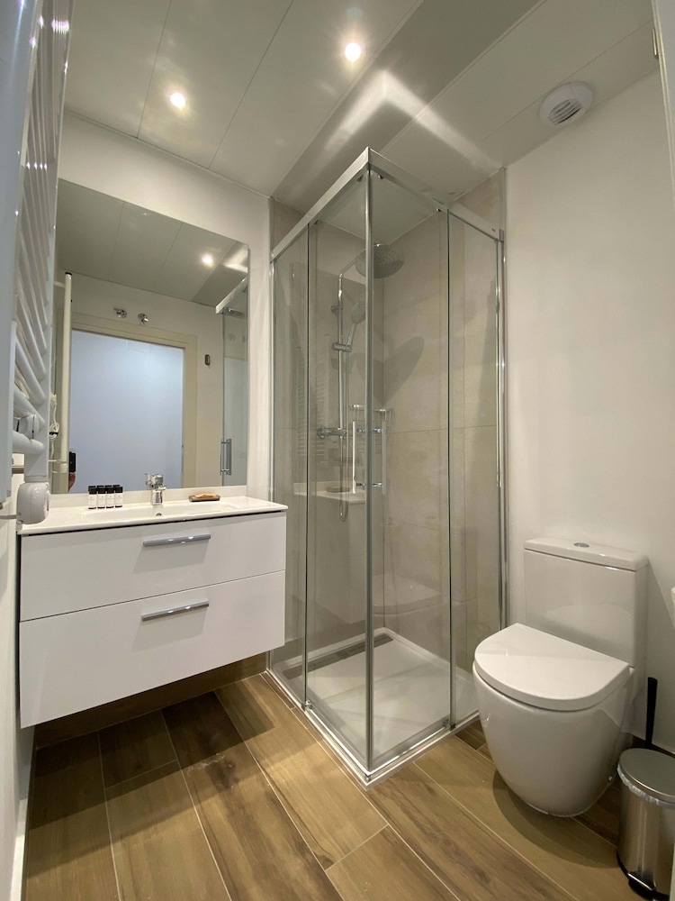 w Stylish 2BR w Sunny Terrace in Chueca