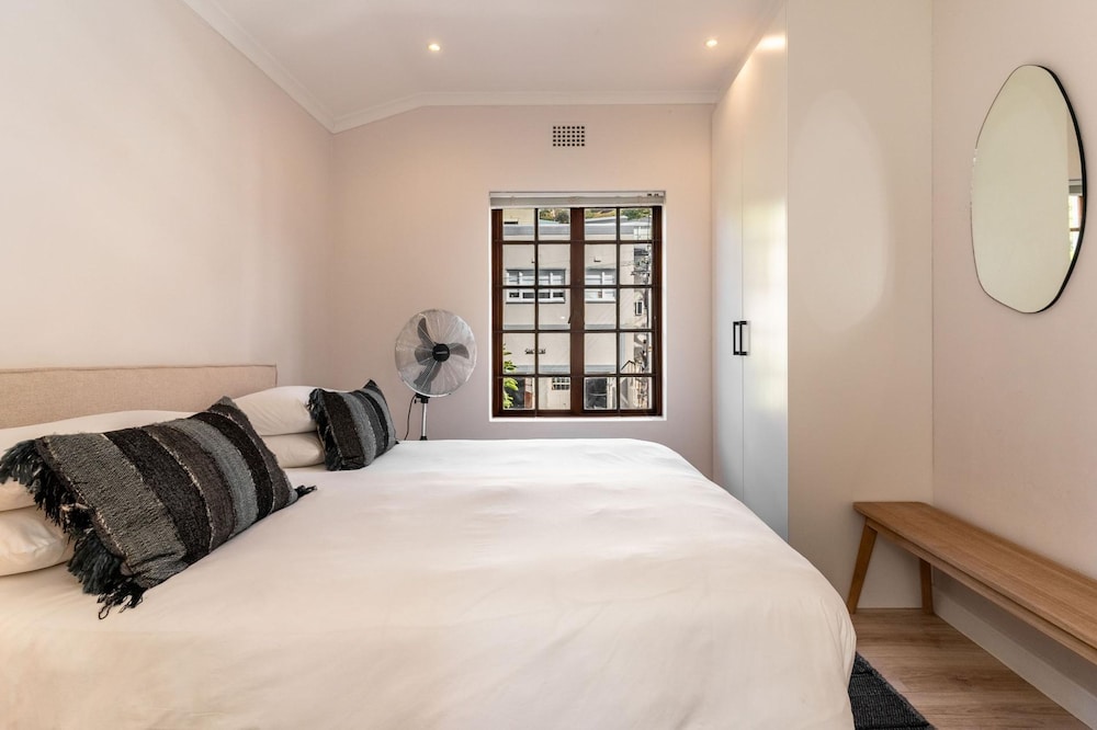 Cape Azure Oasis - Sea Point Retreat With hot tub