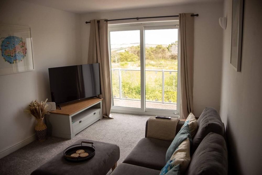 Spacious 3-bed House in Porth Beach, Newquay view 5