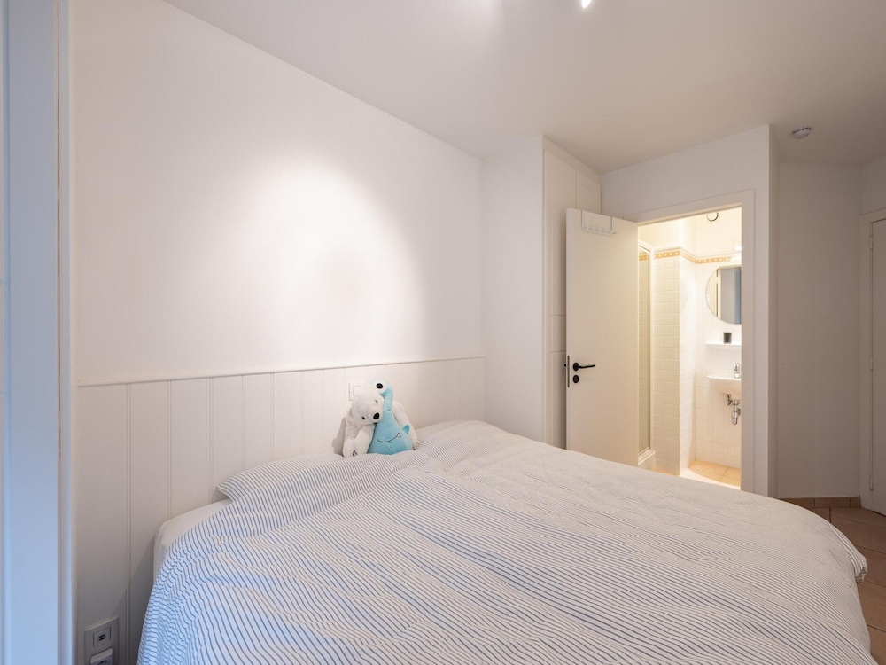 Apartment Near Albert Beach With Terrace