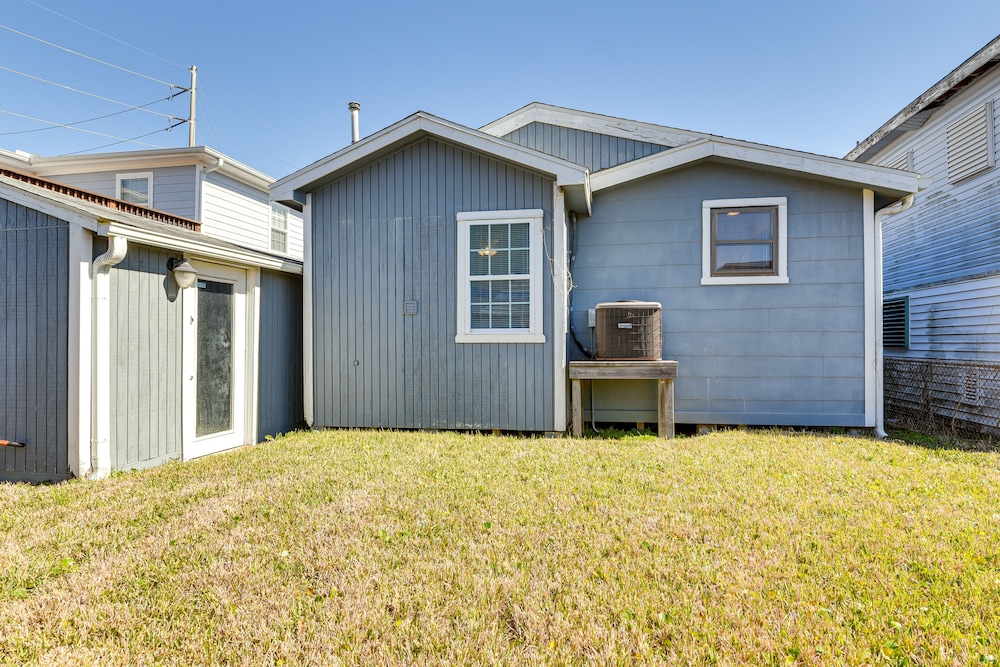 Convenient Galveston Home < 1 Mi to Beach!