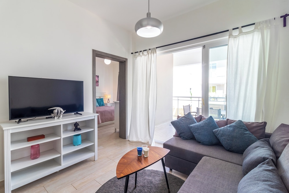 Modern 2BR Apartment - Paseo del Mar