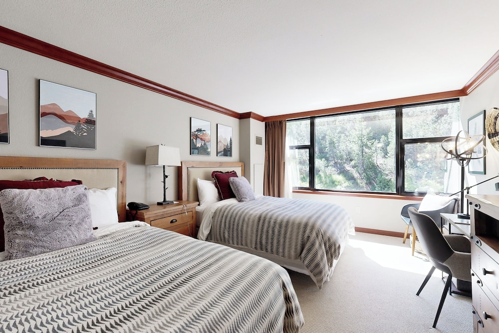 2BR Resort Condo Ski-in/ski-out, Pool, Hot Tub