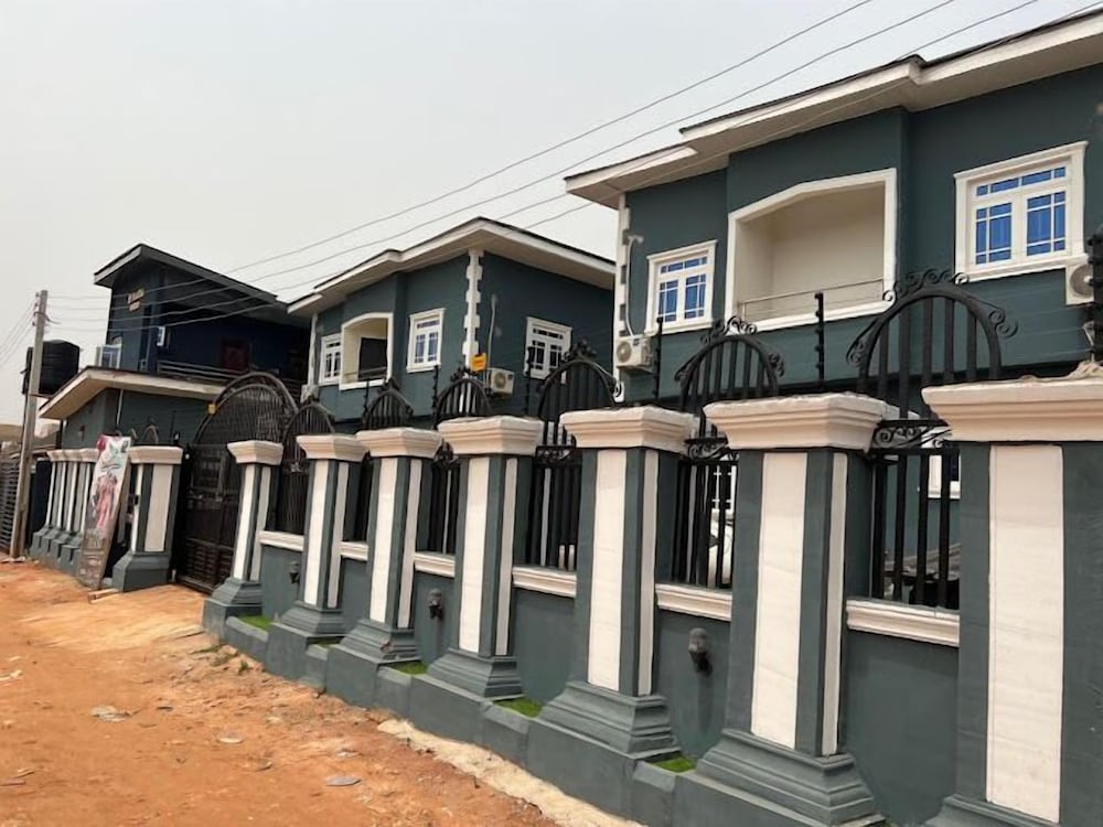 De Palatial Hotel and Apartments