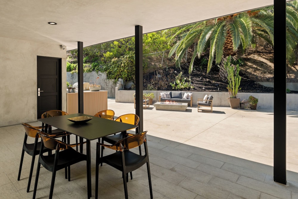 Valea Estate - Secluded Beverly Hills Retreat 1-acre Oasis