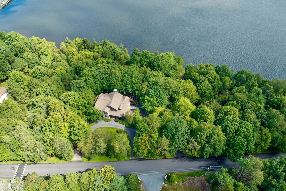 Elk Hollow by Avantstay Lakefront Chalet w Game Room Fire Pit