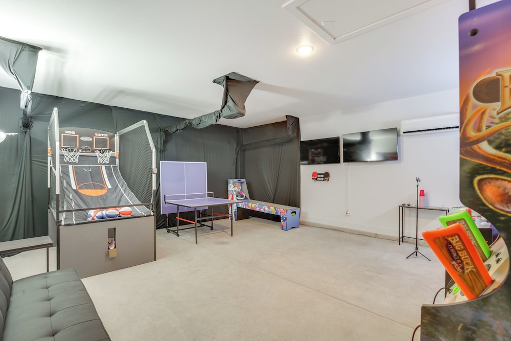 Hot Tub & Game Room: 'raider Resort' in Lubbock