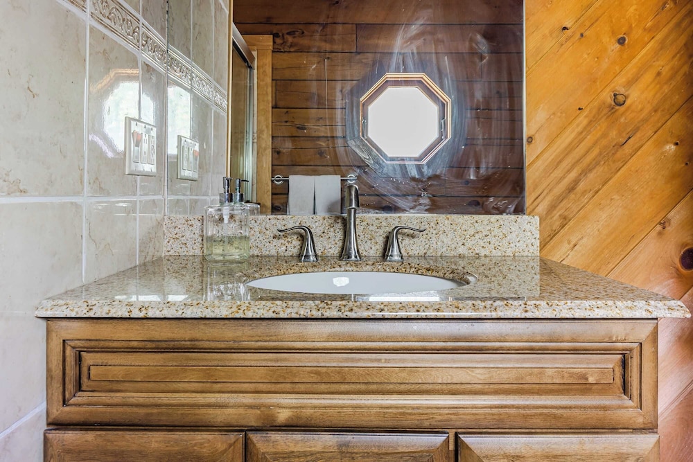 Pool+hot Tub, Firepit Near Hikes, Shops, Dining Cragswood Lodge by Avantstay