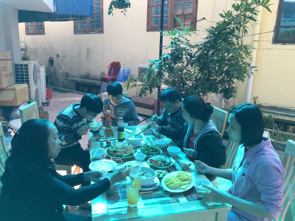 Cong Khanh Hotel - Hostel