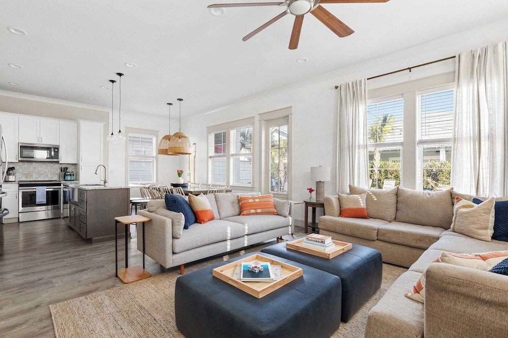 Sleeps 18! 7bdr, Backyard Pool, Walk to Beach Miramar Beach Jewel by Avantstay