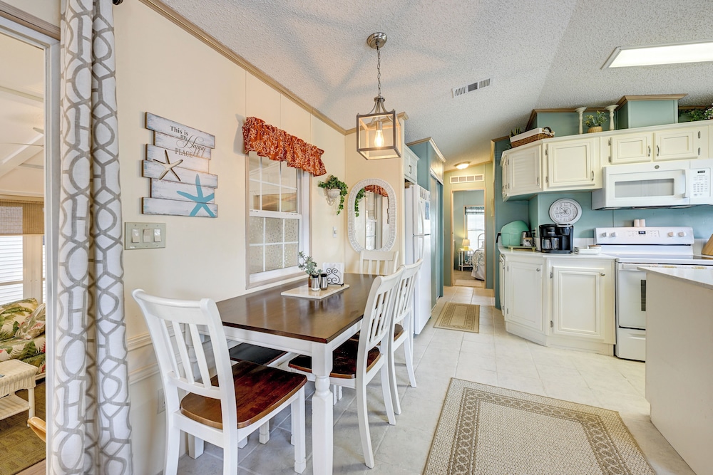 Resort Pool & Hot Tub: Home 8 Mi to Dtwn Sarasota