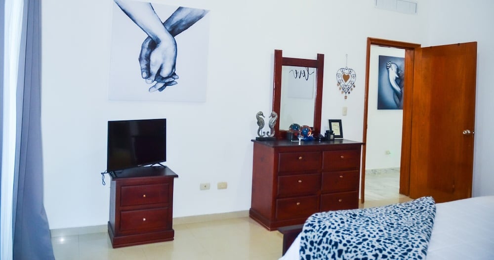 2 Minutes Walk to Beach Huge 3 bdrm Condo with Pool
