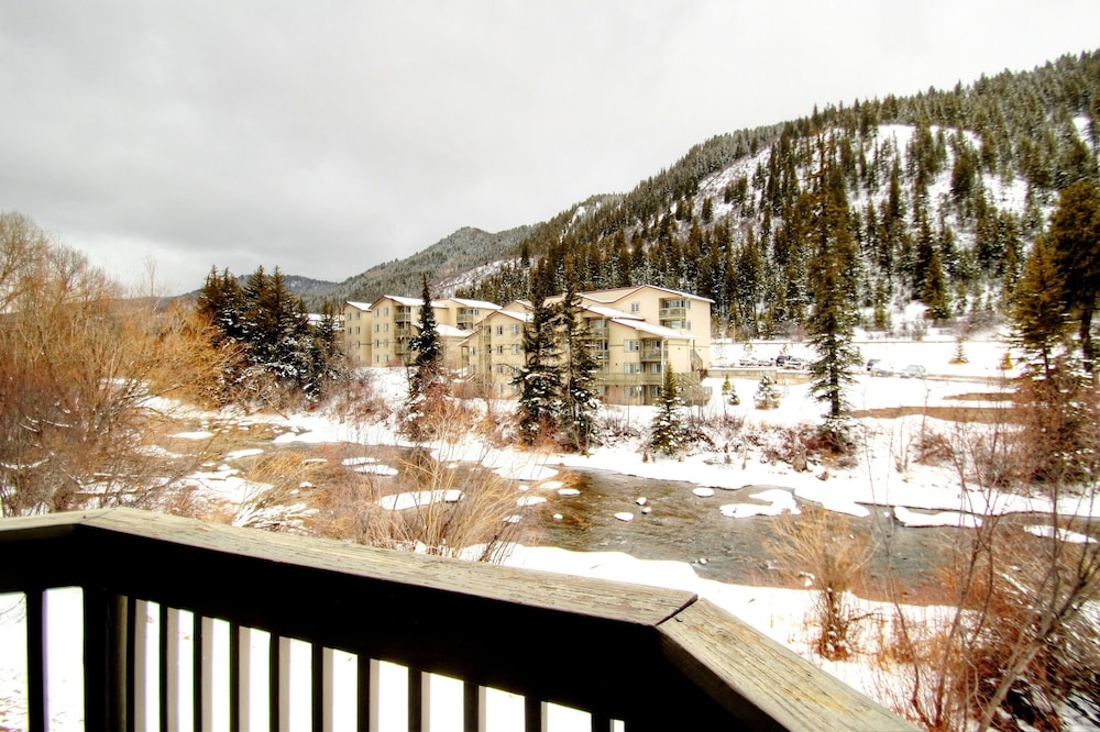 Canyon Run Townhomes F102 3 Bedroom Townhouse by RedAwning - Property Image 2