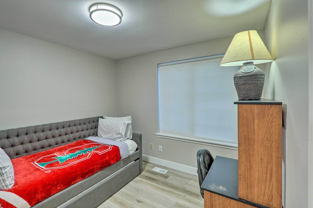 Spacious Kent Home: Great for Large Families! view 4
