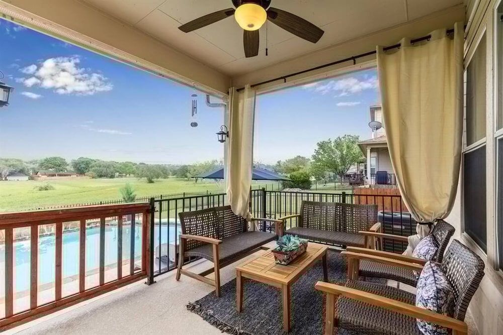 Serene Views Ideal For Long Stays Heated Pool