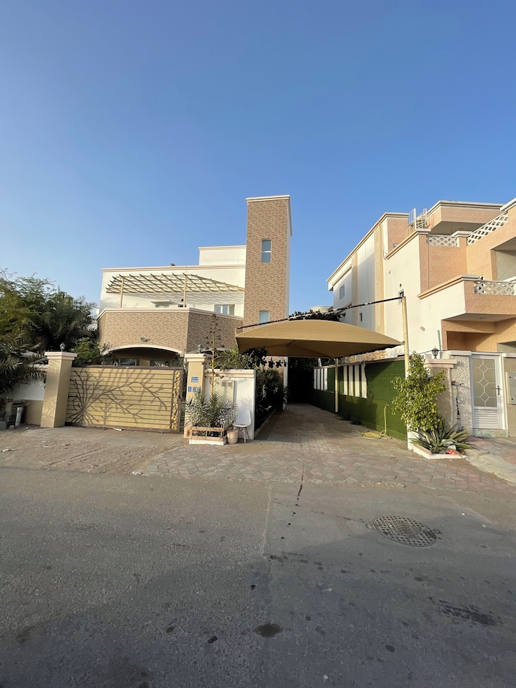 Shearing With Owner 5-bed Apartment in Sib view 2
