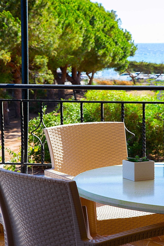 Romanos Beach Villas