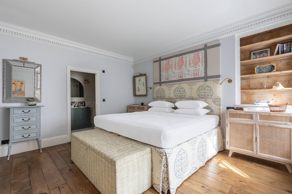 Ladbroke Gardens VII by Onefinestay
