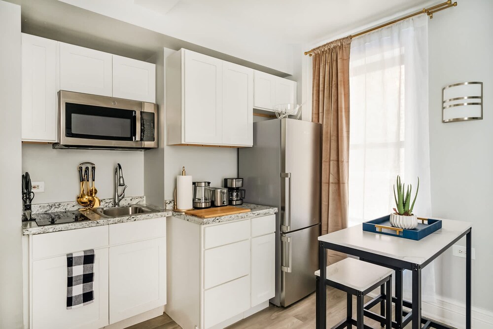 73-1406 New 1BR 1bth UWS Doorman Gym