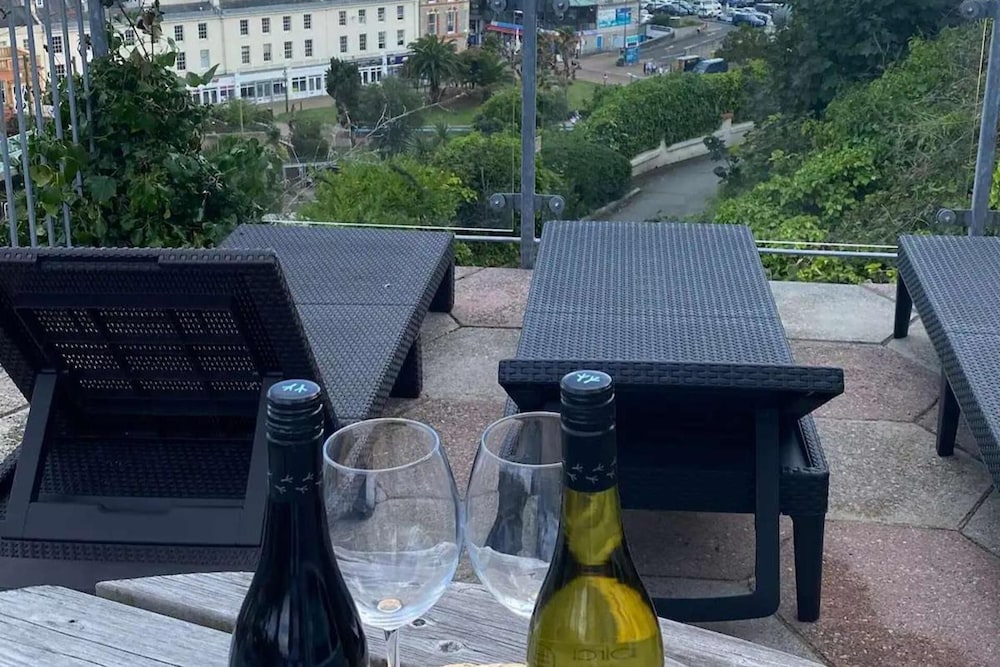 Marinaseaview-4br-8guests-freeparking-petsfriendly