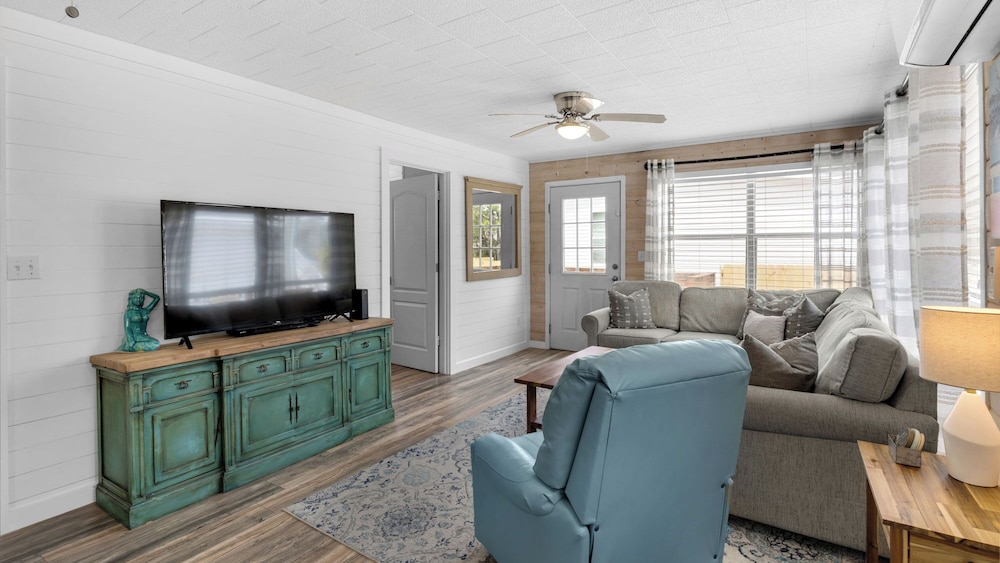 2BR Home, Private Heated Pool, 4 Bikes, Beach Access