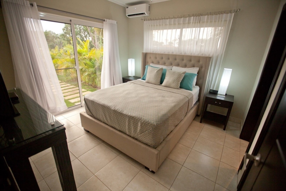 Stylish 3 bedroom w/ covered BBQ area by the pool