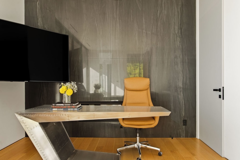 Belfast Estate - Mid-century Meets Modern - Luxe Poolside Villa