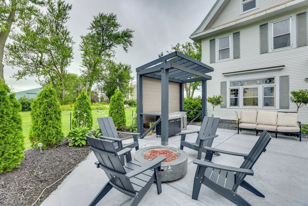 Group Getaway: Luxe Farmhouse in Mt Horeb!