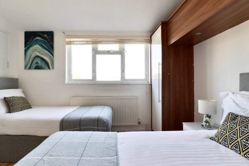 Skyvillion - Valley Way - 3bed House In Stevenage view 3