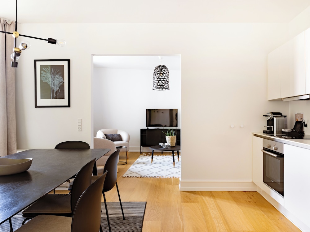 Sanders Shield 2 - 3 Bedroom Apartment With Balcony