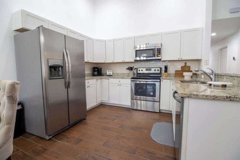 Entire Modern Home in Dade City