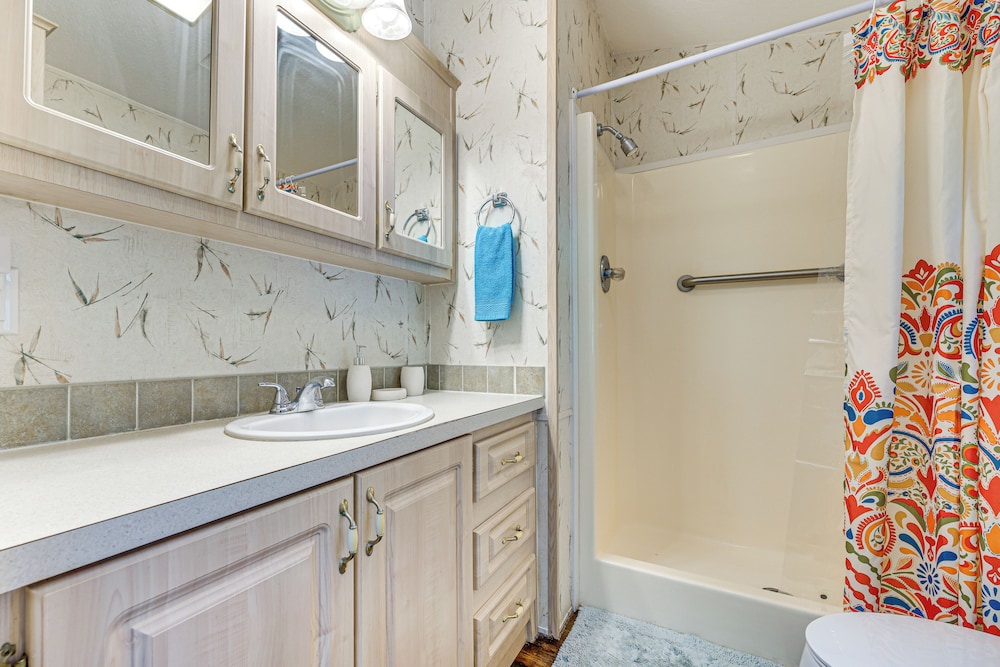 Steps to Lake Kerr: Home w/ Pool & Hot Tub Access!