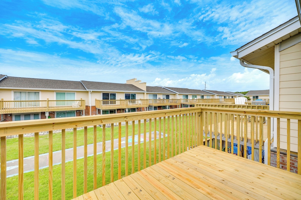 Breezy Pine Knoll Shores Escape: Walk to Beaches! view 4