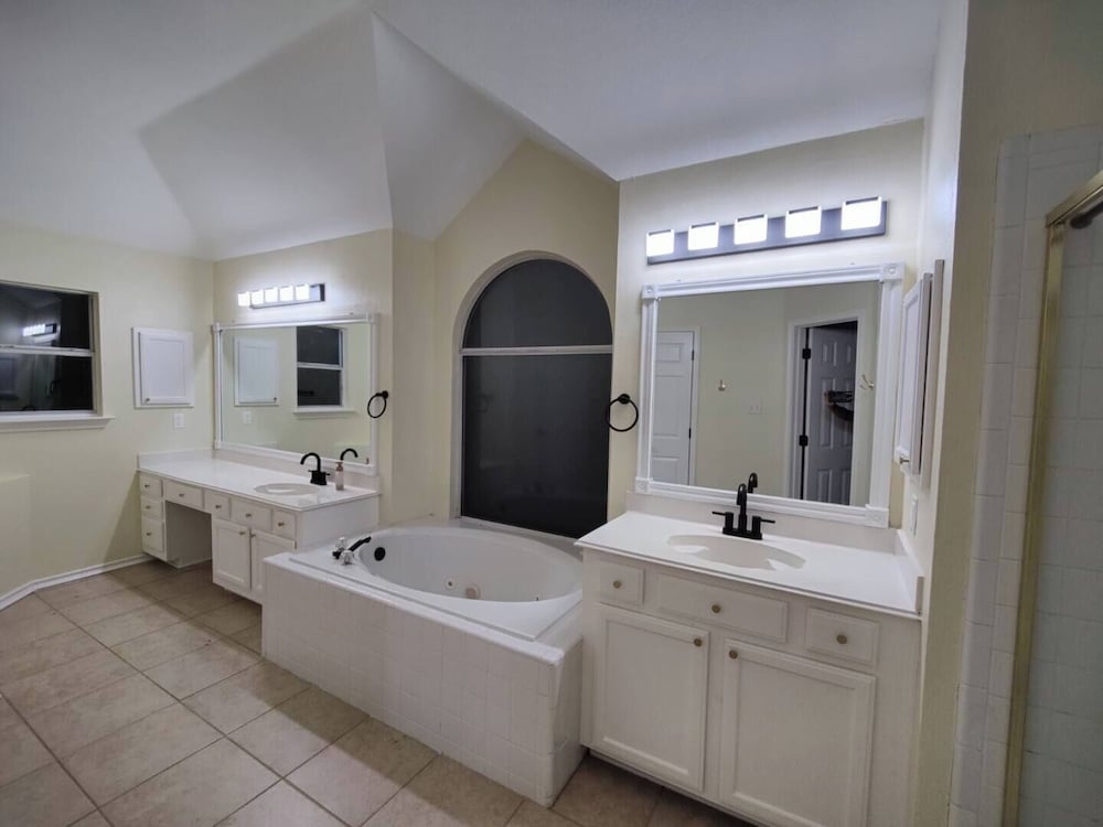Spacious Home Quiet Neighborhood nr Downtown