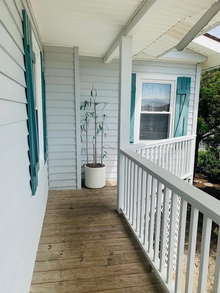Wayne's World 3 Bedroom Home by RedAwning