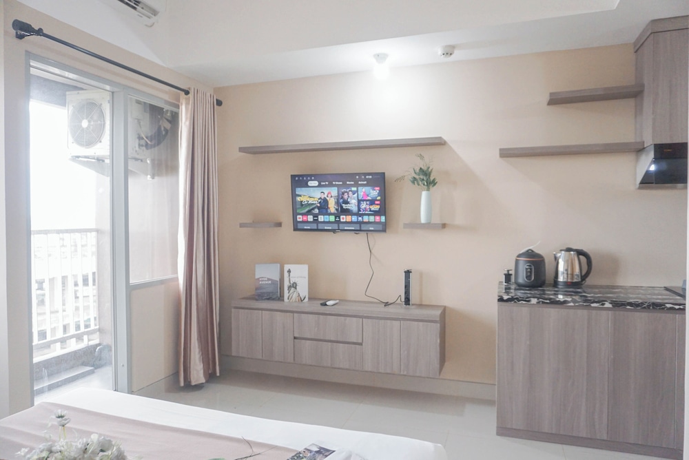 Good Choice and Comfy Studio Apartment at LRT City Jatibening