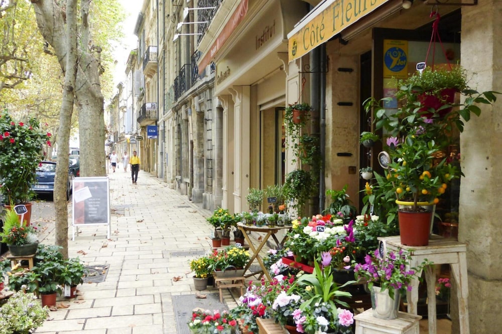 Nice Holiday Home With Private Terrace, Arpaillargues-et-aureillac