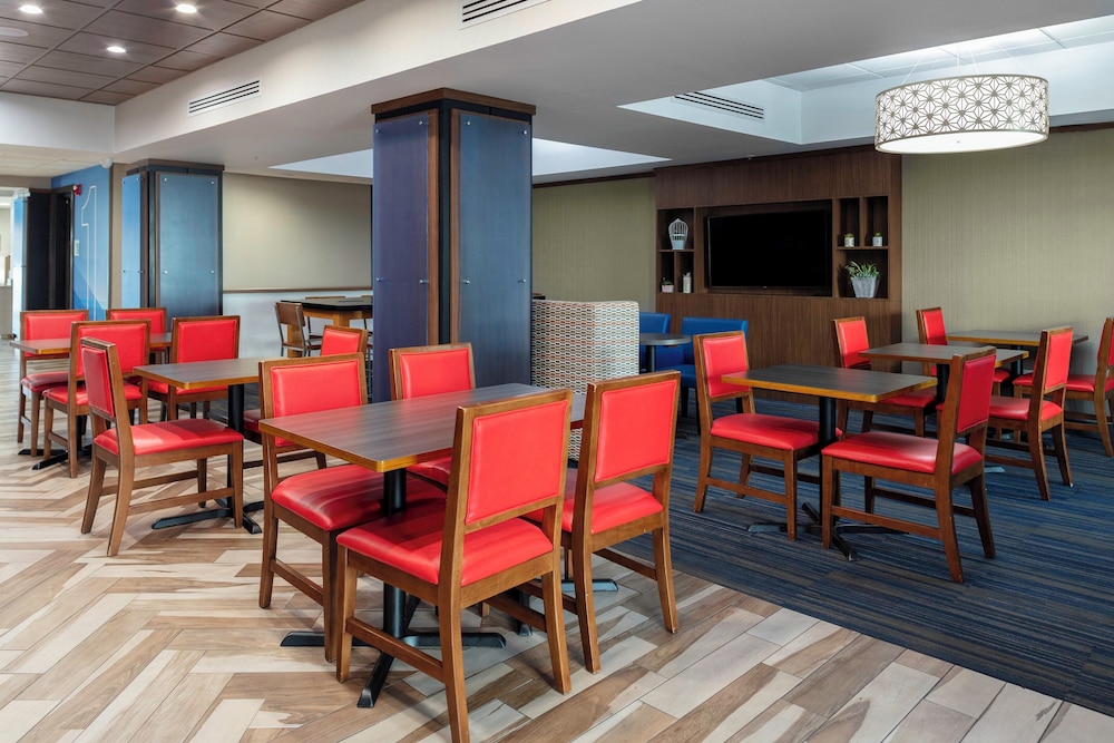 Roanoke Rapids Vacations - Holiday Inn Express  Suites Roanoke Rapids SE, an IHG Hotel - Property Image 48