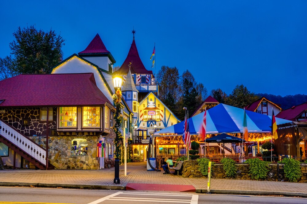 Bear Creek Lodge and Cabins in Helen Ga - Pet Friendly, River on Property, Walking Distance to downtown Helen