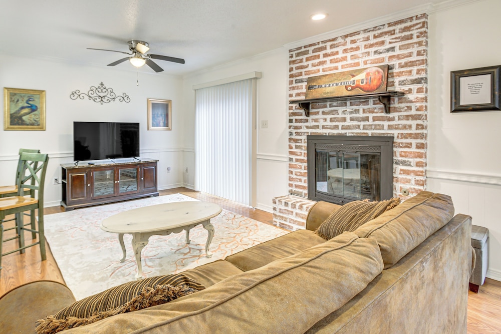 23 Mi to Nola: Cozy & Quaint Destrehan Townhome