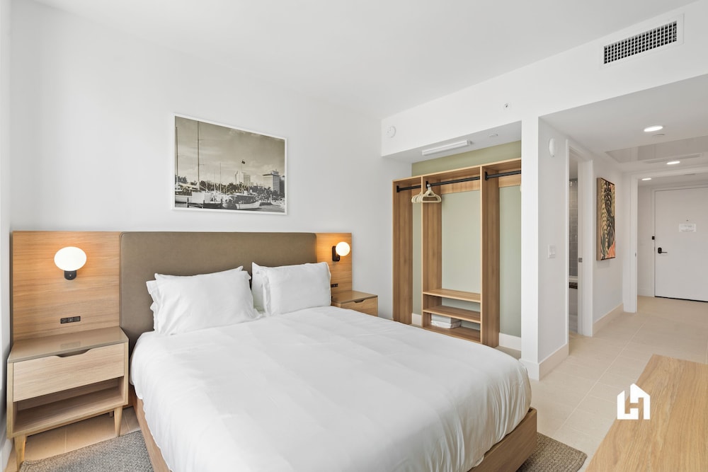 Stylish Apartments with Partial Ocean Views in Downtown