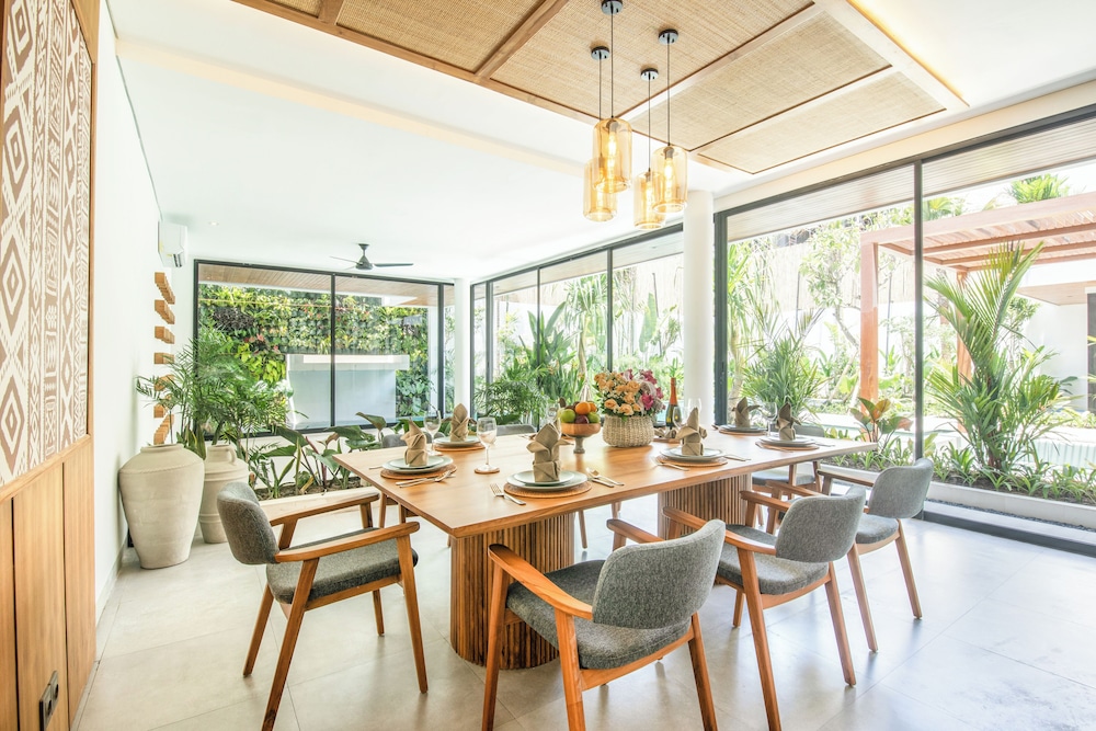 Luxury 5BR Villa, 200m to Brawah's Beach Bliss