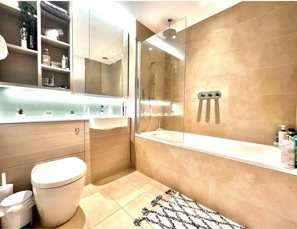 Elegant 2 Bed Apartment Within Many Attractions