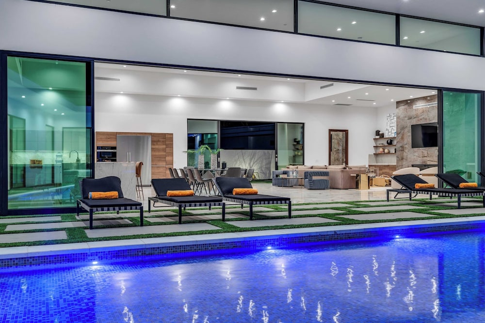 Luxury Retreat Pool, Putting Green + Pickleball Sleeps 17 Bravo Villa 8 by Avantstay
