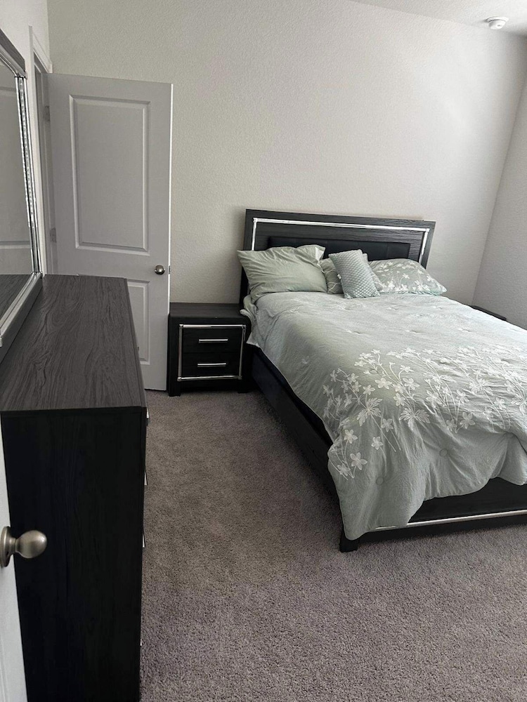 Spacious 2Br w/ Fireplace - Sleeps 4 - Bbq - Lake