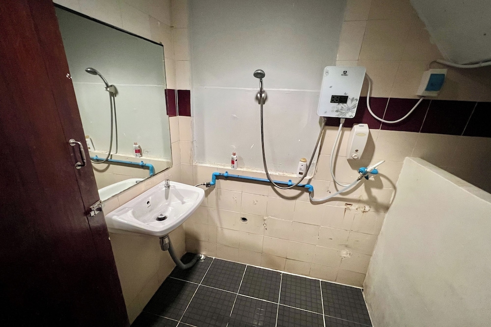 Orchid Hostel Near Bumrungrad Hospital and Nana Market