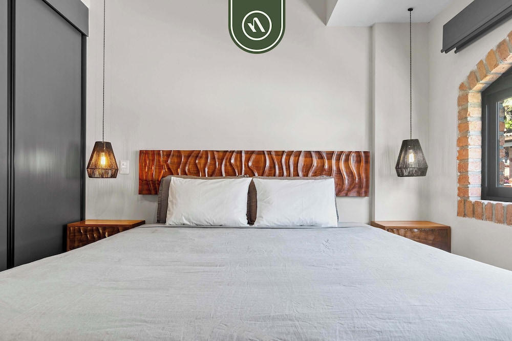 Restored Historic 2 BR Condo in Downtown - Pool