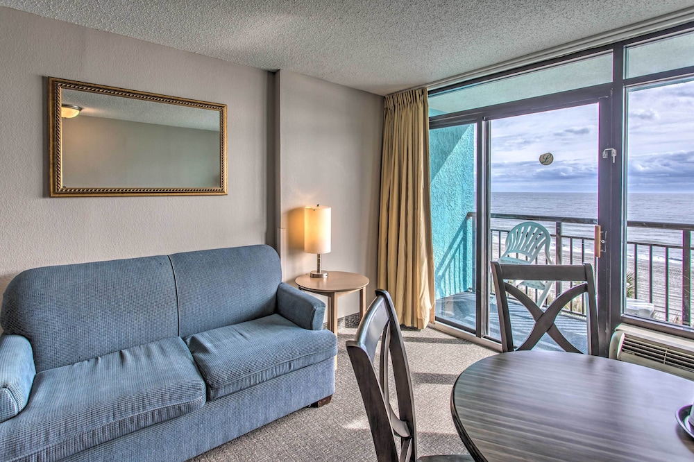 Breezy Landmark Resort Condo w/ Oceanfront Lanai!