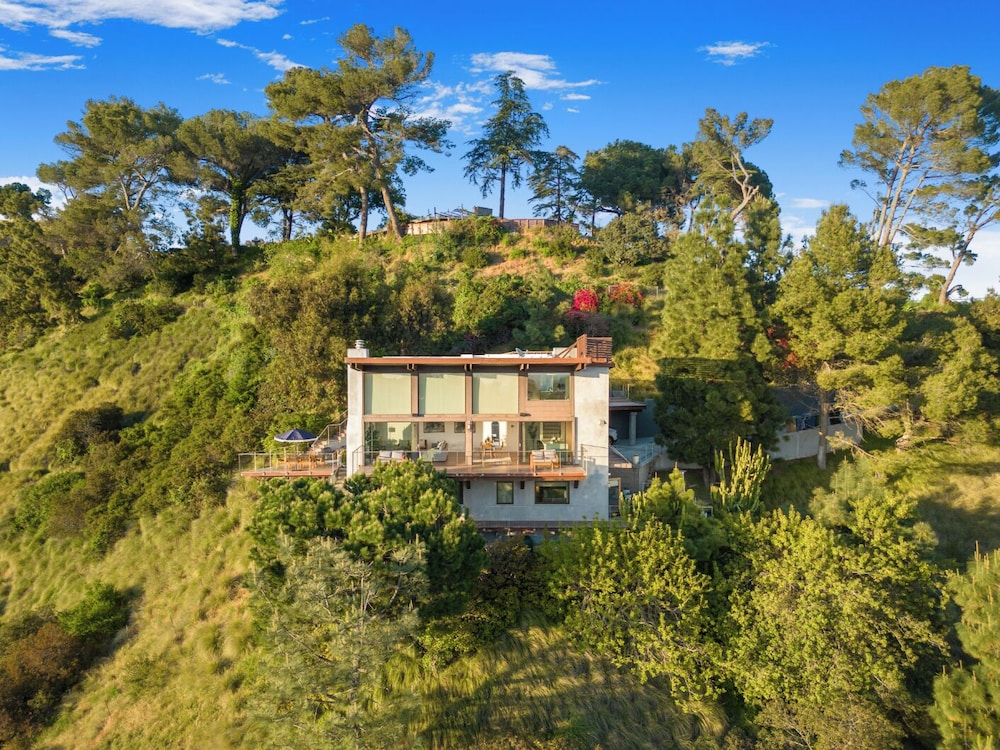 Summitridge - An Elegant Estate With Unobstructed City and Ocean Views